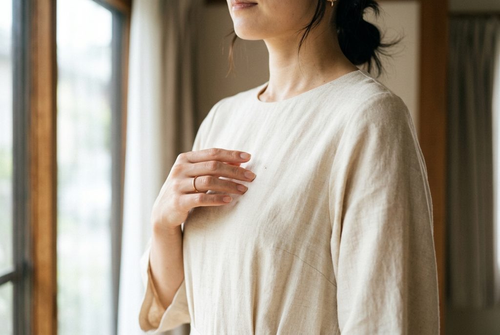 レンタルドレスの汚れを確認する女性の手元